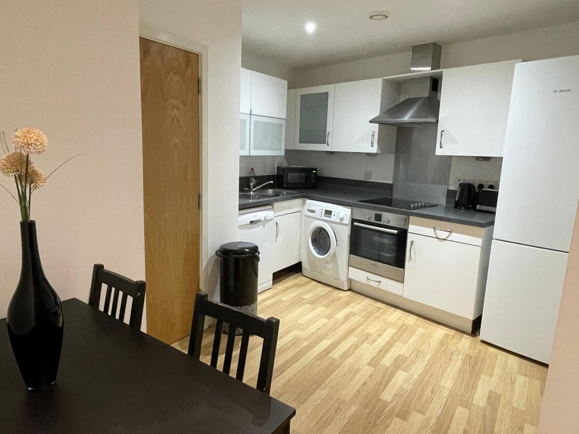 Entire Town Centre 2 Bedroom Apartment Very Close To Beach Bournemouth Eksteriør billede
